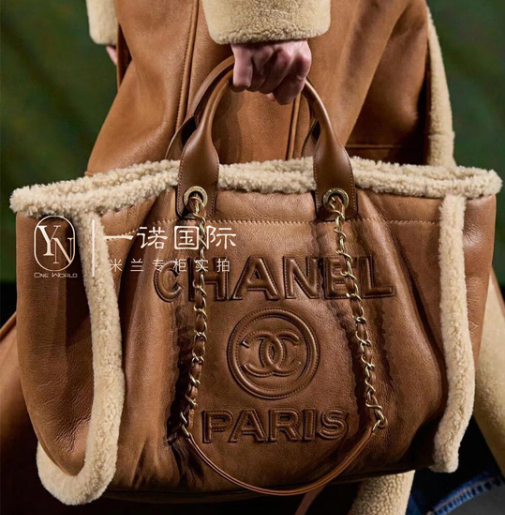 香奈儿（Chanel）24K女包品牌徽标logo小羊皮购物袋沙滩包手提包棕色拼米色 