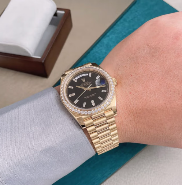 劳力士（ROLEX）瑞士男表星期日历型系列自动机械18K黄金外圈镶钻双时区时尚腕表 