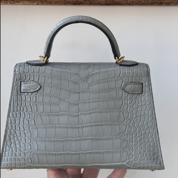 爱马仕重夺保值冠军，Kelly Mini二手价溢价282%，回收市场热度飙升